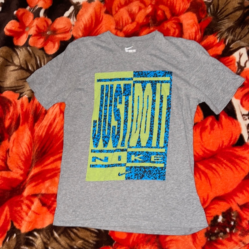 Gray Nike tee “just do it “